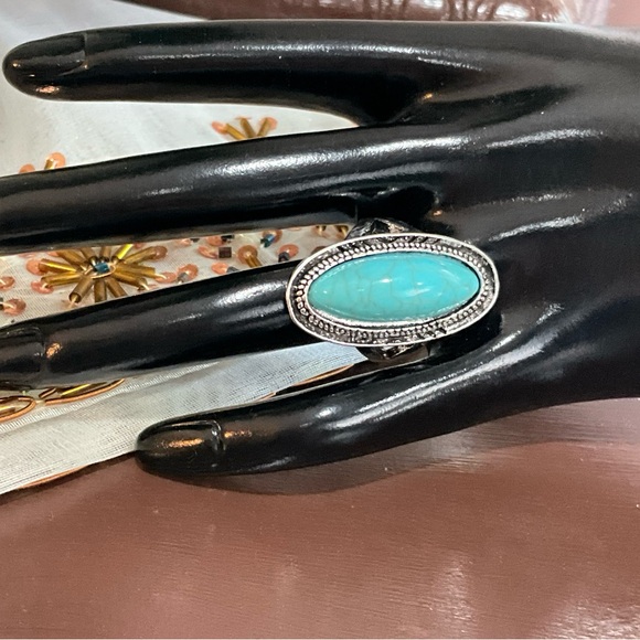 Turquoise Oval Silver Ring 8 - Picture 6 of 6